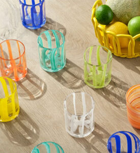 كوب ماء زجاجي مخطط