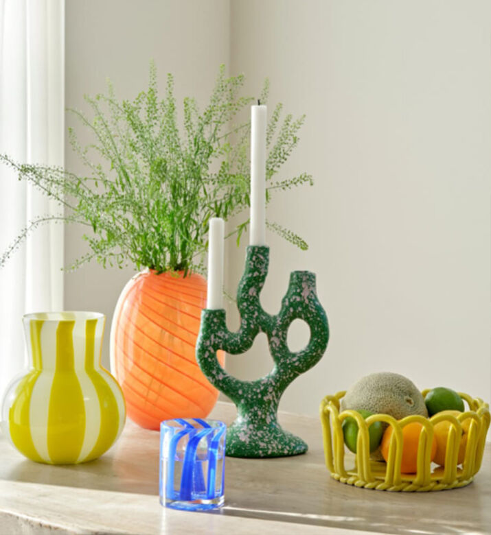 كوب ماء زجاجي مخطط