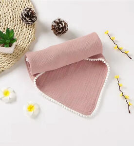 بطانية موسلين مزينة ببوم بوم مخصصة لطفلتك