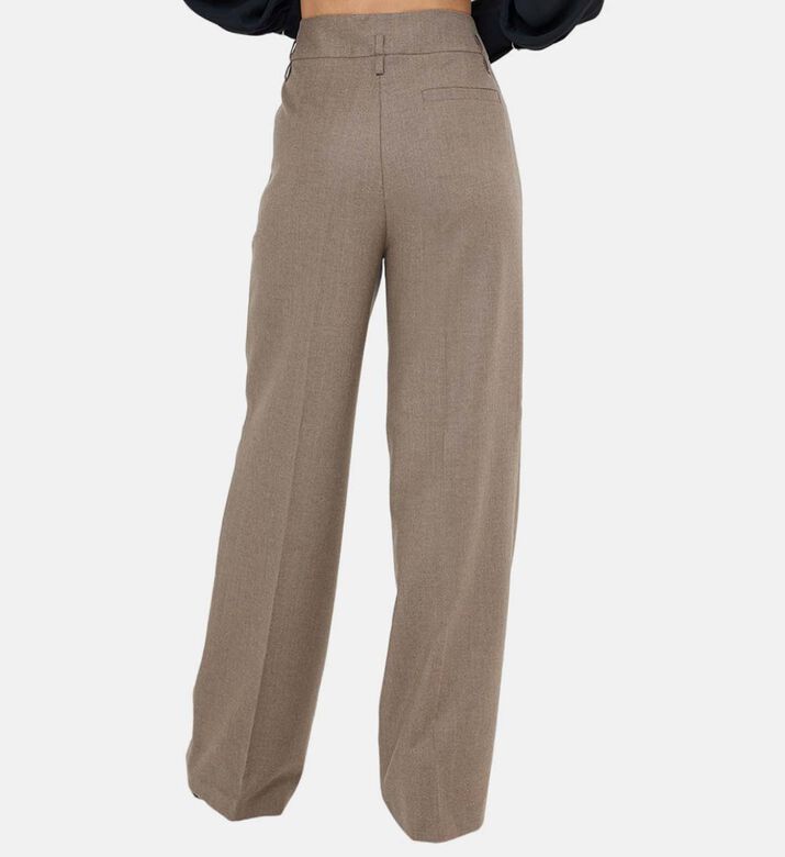 بنطال واسع الأرجل وخصر عالي