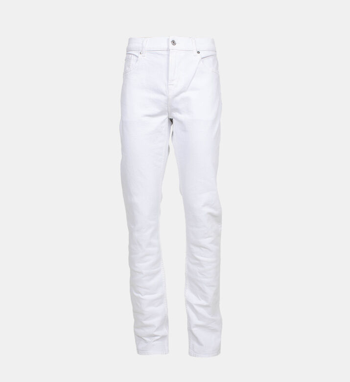 بنطال جينز بخصر متوسط وقصّة ضيقة