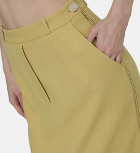 تنورة صوف مصممة بتفاصيل متباينة