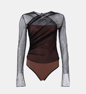 بلوزة شبه شفافة بأكمام طويلة وكتفين مكشوفين