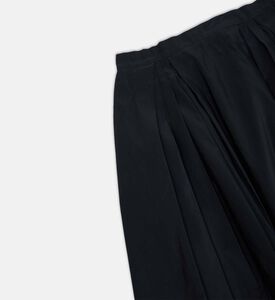 تنورة واسعة بطيات