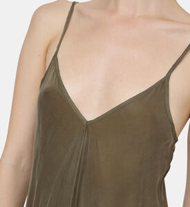 بلوزة حريرية بدون أكمام