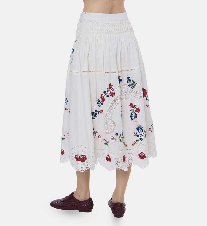 تنورة مطرزة بأزهار ومزينة بطيات