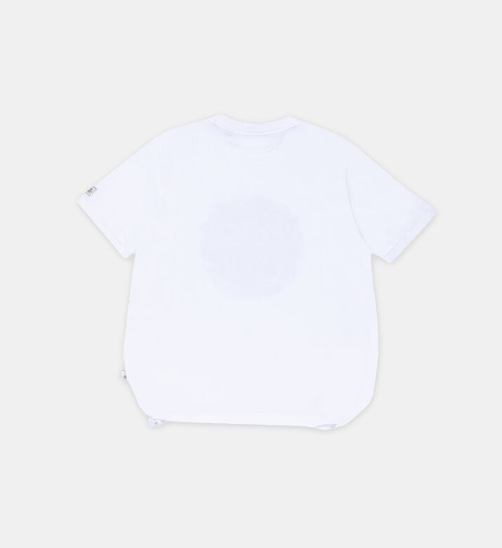 تي شيرت بتصميم مريح وشعار العمل الفني