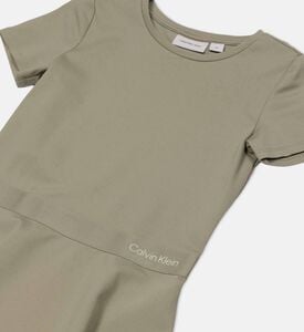 فستان أساسي للشباب مزين بشعار