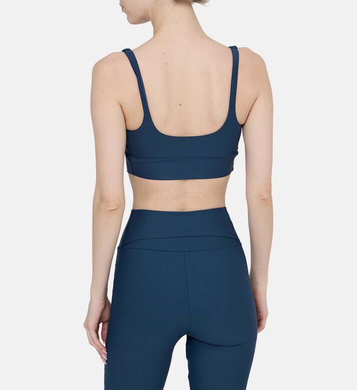 بلوزة بدون أكمام بقصة عادية