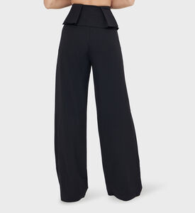 بنطال واسع الأرجل ومزين بكشكشة