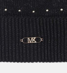 قبعة صوفية محبوكة مزينة بأزرار ذهبية وبوم بوم