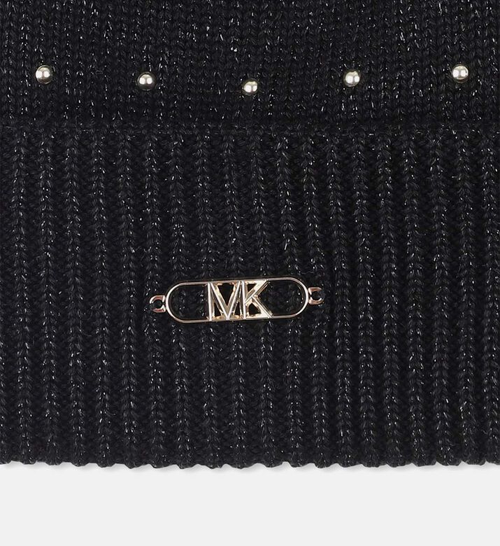 قبعة صوفية محبوكة مزينة بأزرار ذهبية وبوم بوم