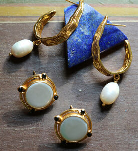 Ottoman Hands Earng Judy Pearl Hoop, Packshot View Ottoman Hands Earng Judy Pearl Hoop, Packshot View