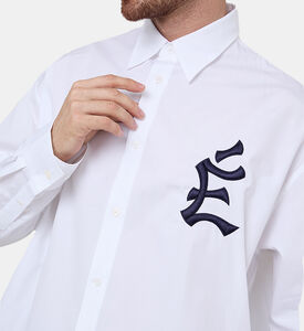 قميص مطرز بشعار مطرز بصف أزرار