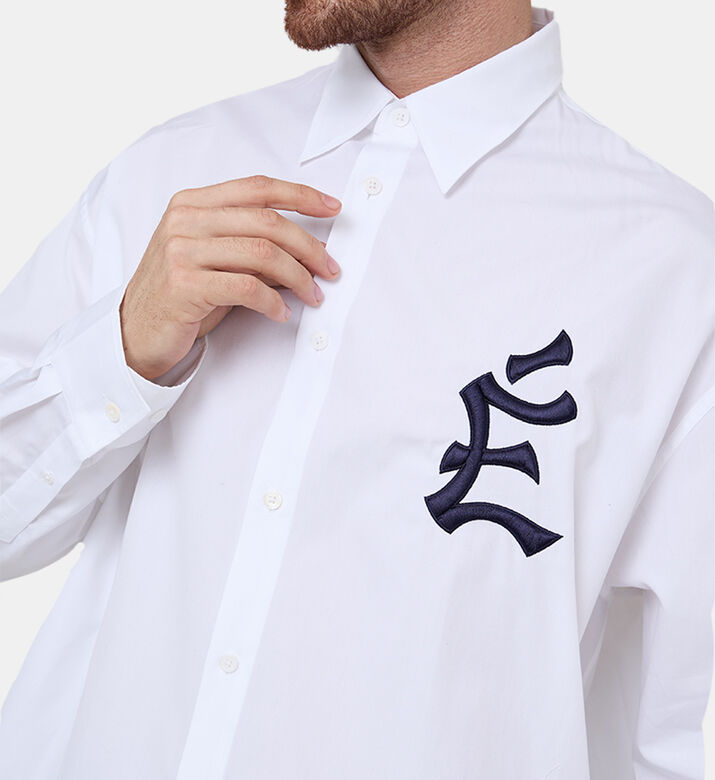 قميص مطرز بشعار مطرز بصف أزرار