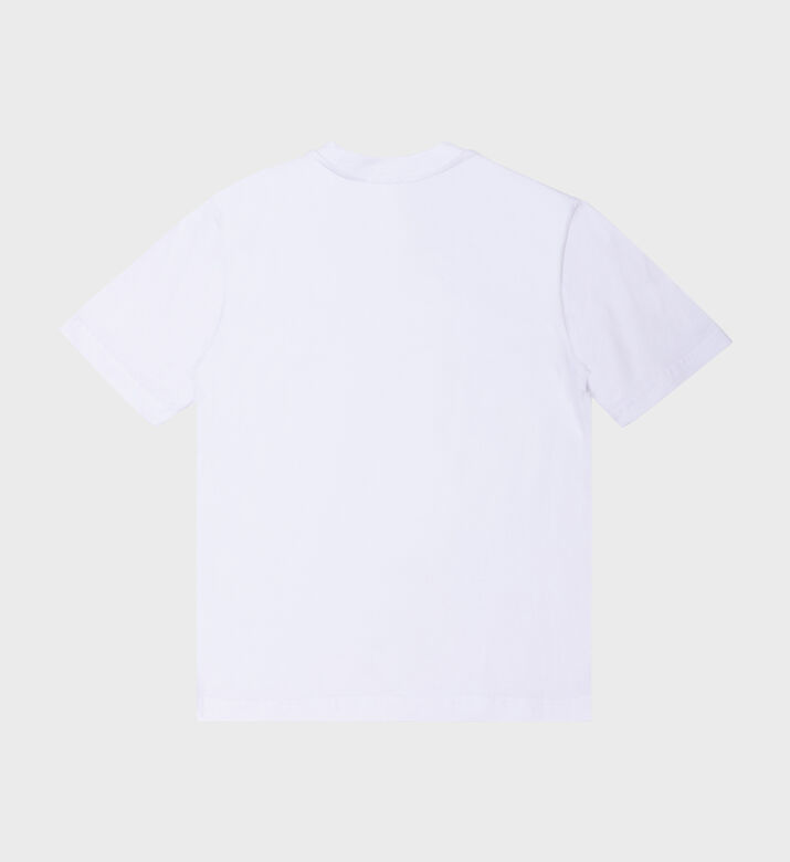 قميص بتأثير مطلي بشعار الصبي