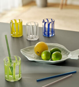 كوب ماء زجاجي مخطط