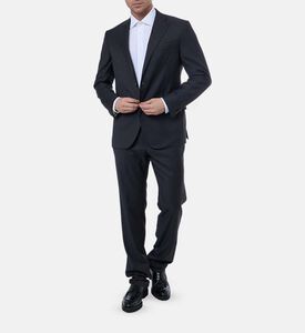 بدلة بقصة عادية وإغلاق بأزرار