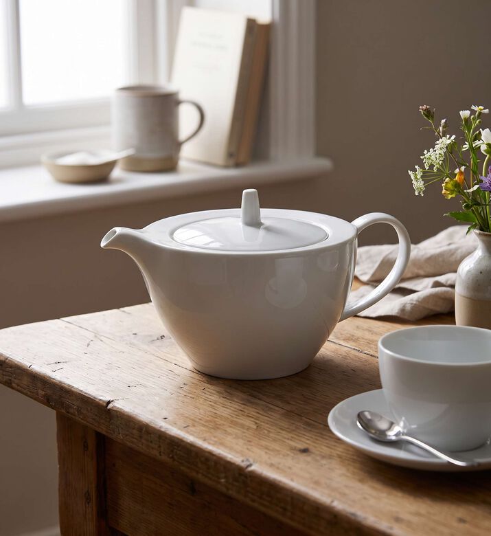 Spal Chic Porcelain Tea Pot, Model View