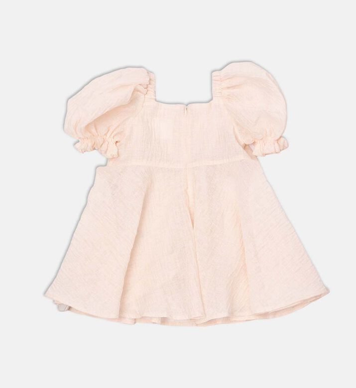 فستان بأكمام منفوشة وزخارف زهرية