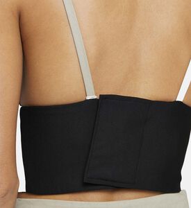 بلوزة بكتفين رفيعين وياقة بشكل في