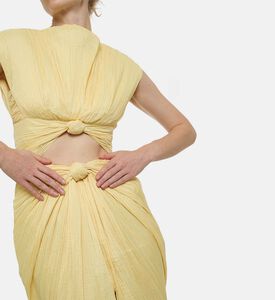 فستان متوسط الطول بقصة عادية وفتحة تحت الصدر