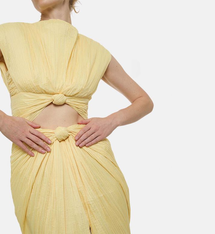 فستان متوسط الطول بقصة عادية وفتحة تحت الصدر