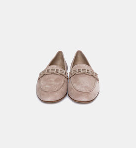 حذاء بشعار الماركة