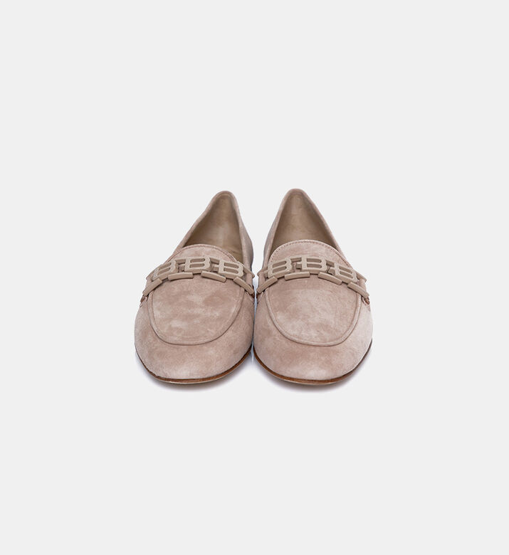 حذاء بشعار الماركة