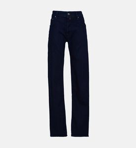 جينز بقصّة مستقيمة وبلون غامق باهت