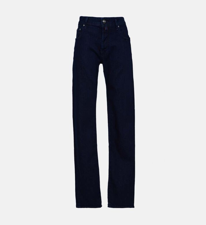 جينز بقصّة مستقيمة وبلون غامق باهت