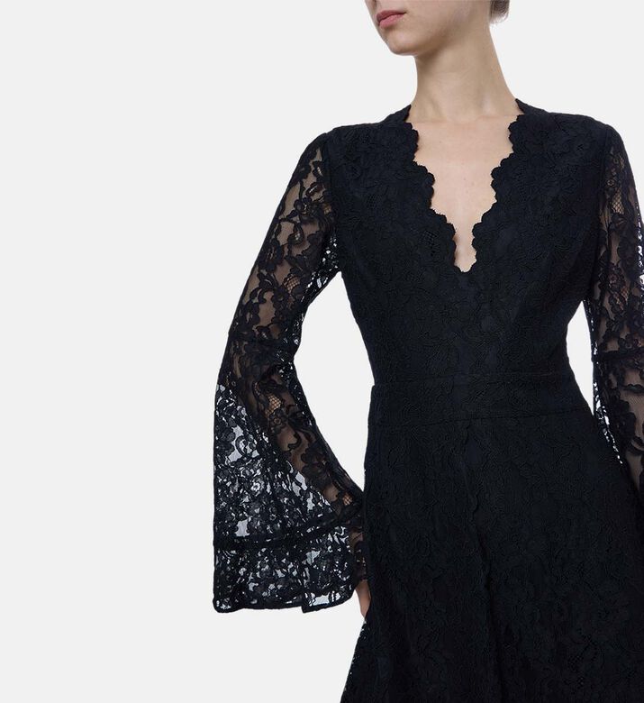 فستان بأكمام جرس بقماش مزين بأزهار