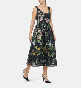 فستان مطرز بدون أكمام