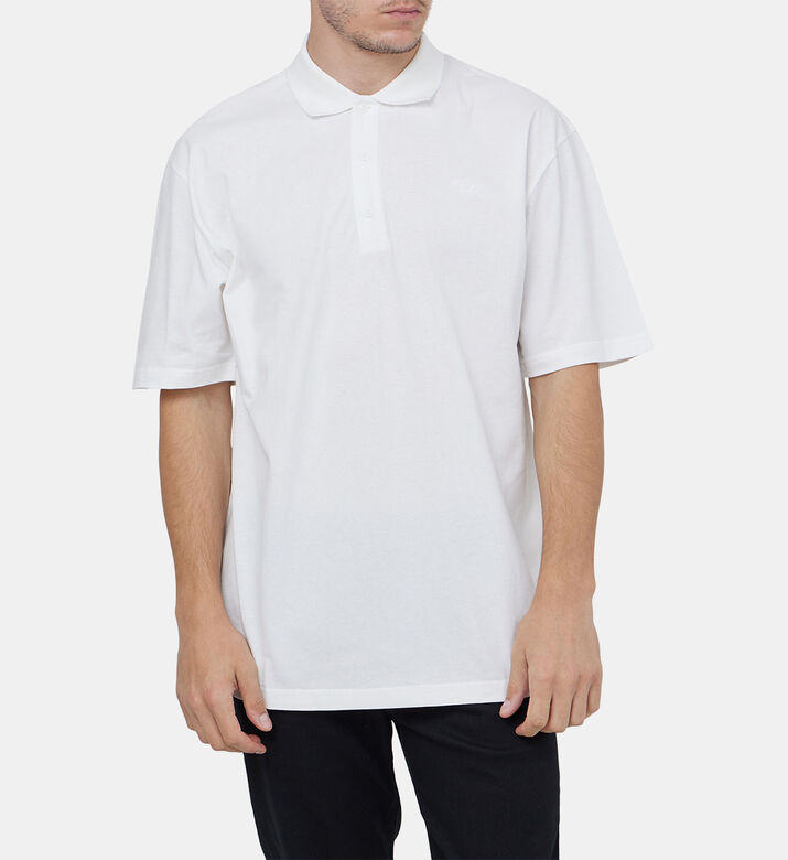 قميص بولو بيضاوي بتطريز D