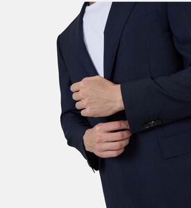 بدلة بلون أزرق داكن بجاكيت بصف أزرار واحد