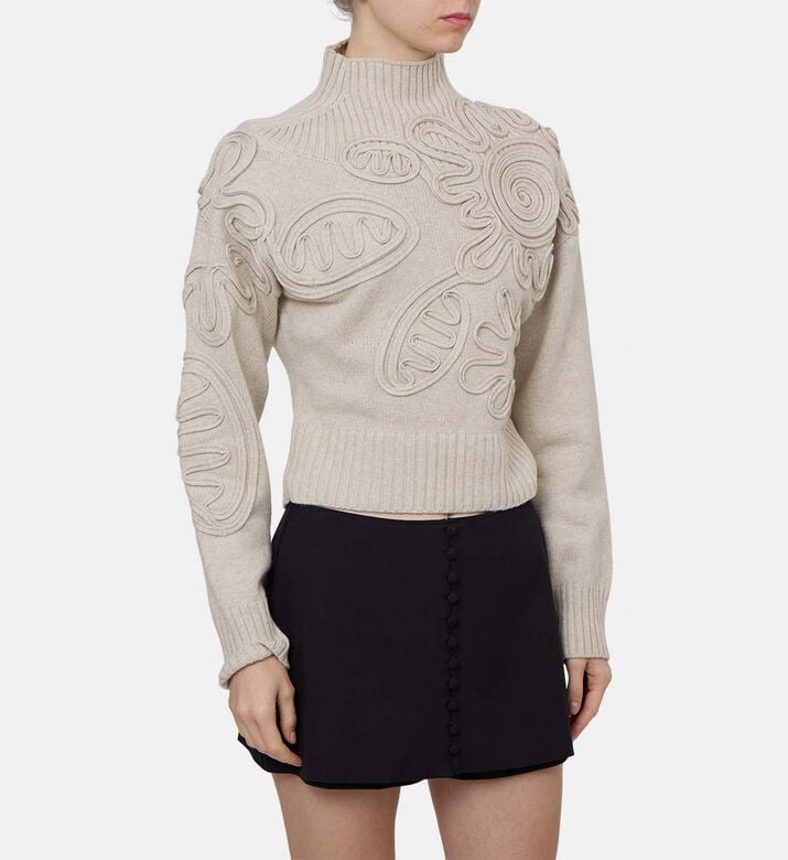 سترة برقبة عالية مطرزة بأزهار سترة برقبة عالية مطرزة بأزهار