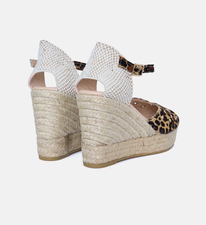 صندل بكعب ويدج ومقدمة مغلقة بنقشة جلد نمر