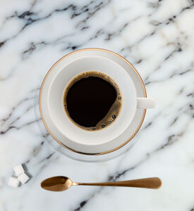 كوب وصحن شاي بإطار ذهبي على شكل ورقة شجر