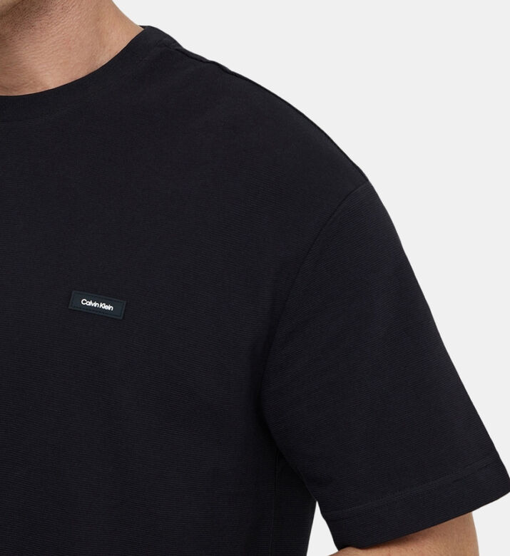 تيشيرت بأكمام قصيرة ولوغو