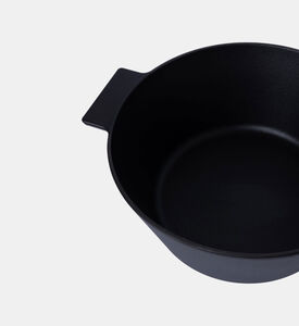 وعاء بغطاء من الحديد الزهر