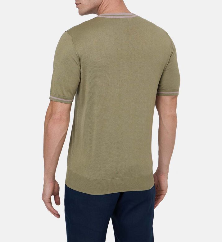 تيشيرت بياقة دائرية محبوكة ومقلّمة