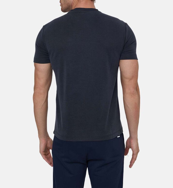 تيشيرت بياقة دائرية وبتطريز شعار