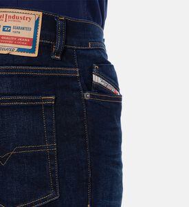 بنطال جينز بقصة عادية وزر إغلاق