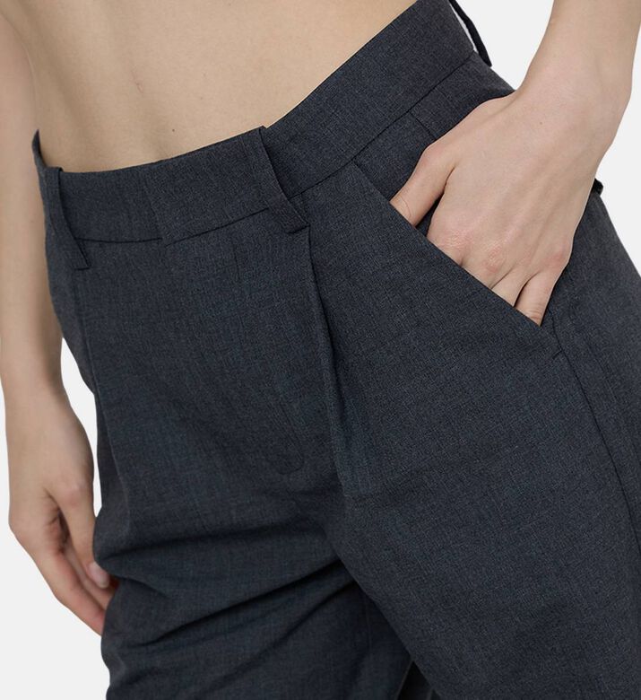 بنطال بجيوب مفتوحة بقصّة مستقيمة