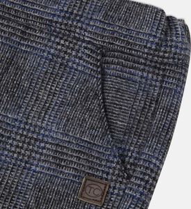 بنطال بتصميم مناسب بنقشة مربعات