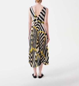 فستان بطيات بطبعات هندسية