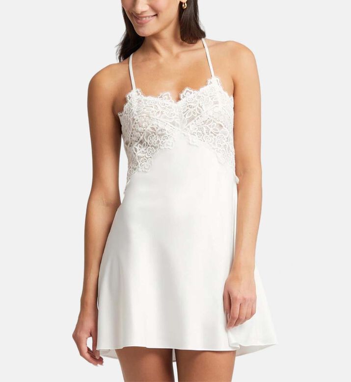 طقم قميص نوم مزين بدانتيل