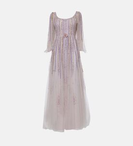 فستان طويل بأكمام جرس شفافة مزينة بخرز وأزهار