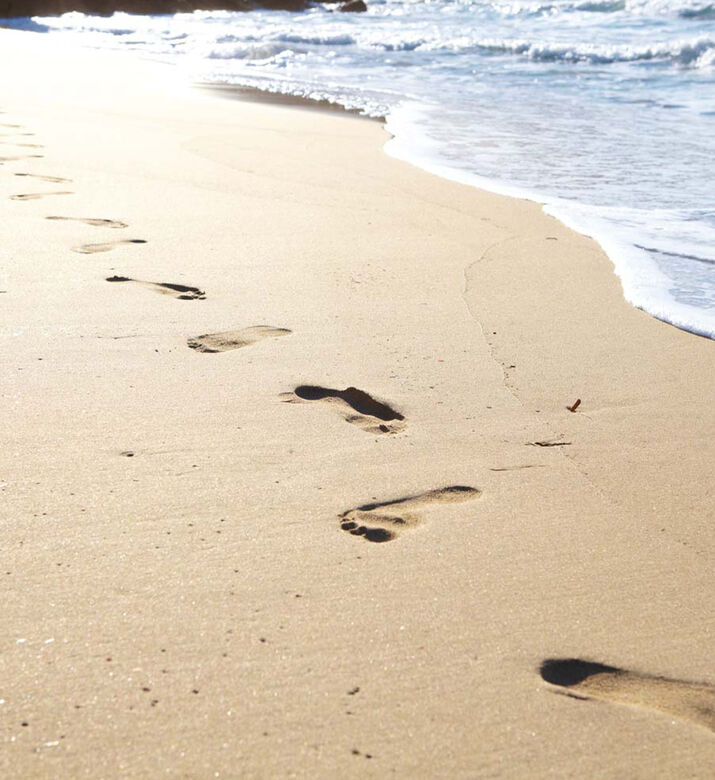 شمعة ريبليكا بيتش ووك معطرة 165 جم