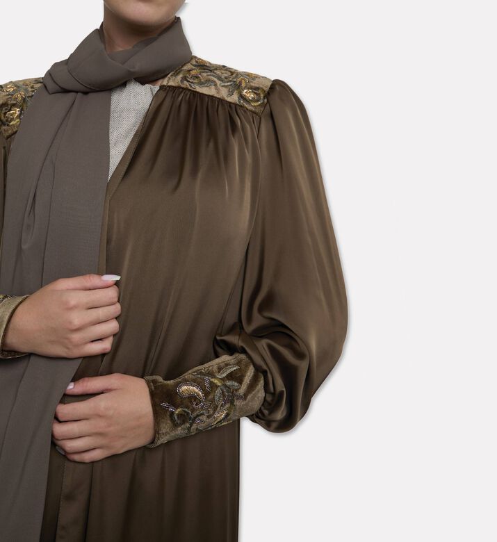 BANOU Floral-embroidery A-line Abaya, Model View